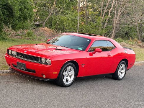 Used 2010 Dodge Challenger R/T RWD image 17