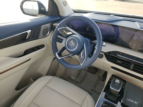 Used 2025 Buick Enclave Avenir image 17