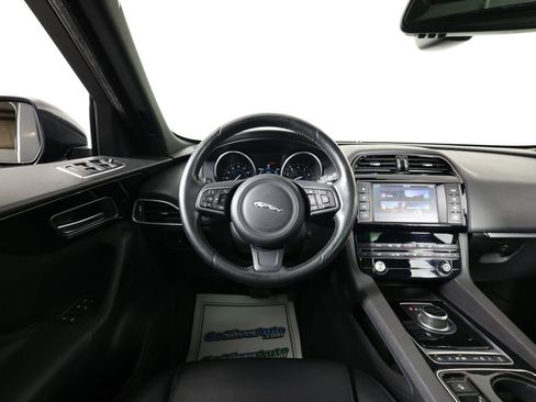 Used 2017 Jaguar F-PACE Premium image 30