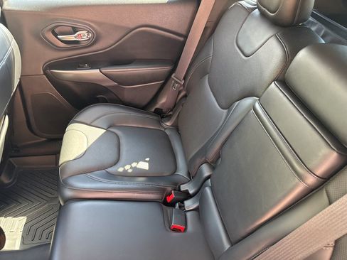 Used 2019 Jeep Cherokee Limited w/ Luxury Group AWD/4WD image 19