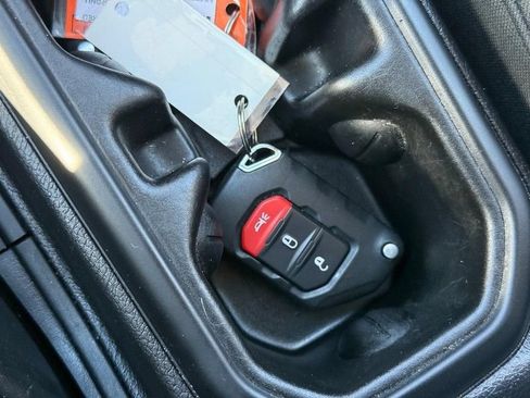 Used 2019 Jeep Wrangler Unlimited Sahara AWD/4WD image 30