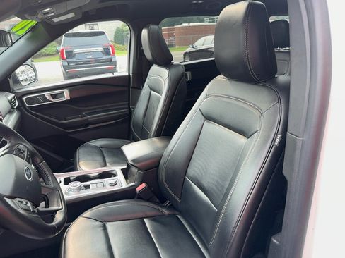 Used 2020 Ford Explorer XLT w/ Equipment Group 202A AWD/4WD image 19
