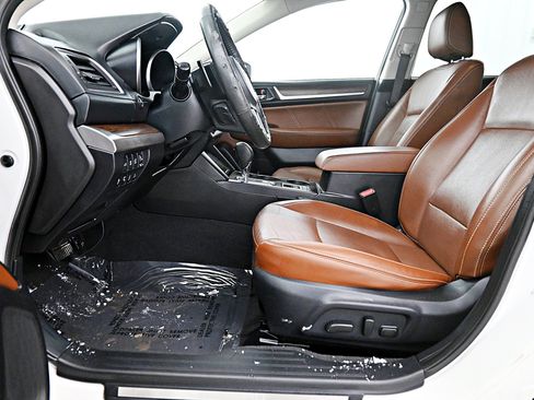 Used 2017 Subaru Outback 3.6R Touring image 4