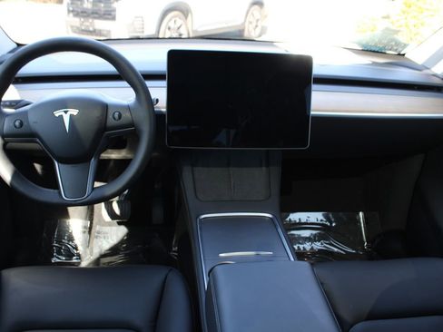 Used 2024 Tesla Model Y Long Range AWD/4WD image 17