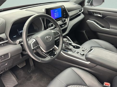 Used 2025 Toyota Highlander Limited AWD/4WD image 12