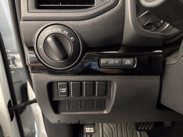 Used 2024 Nissan Titan SV AWD/4WD image 19