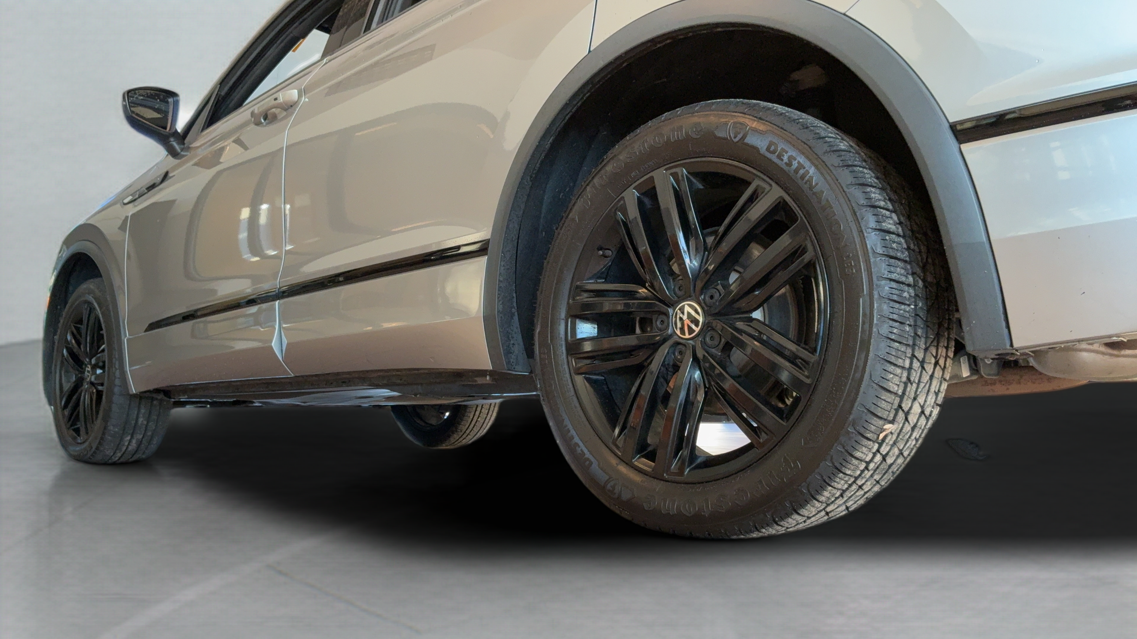 Used 2022 Volkswagen Tiguan SE R-Line FWD image 50