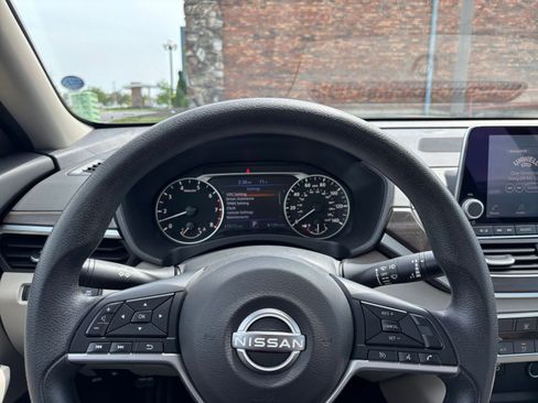 Used 2025 Nissan Altima 2.5 SV FWD image 34