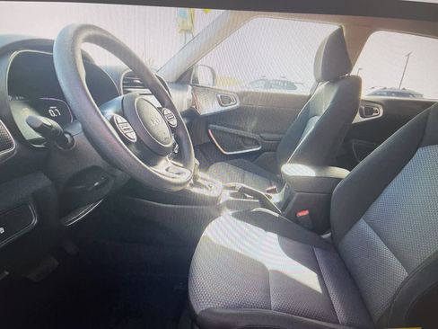 Used 2025 Kia Soul LX w/ LX Technology Package FWD image 4