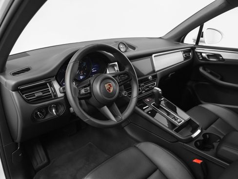 Certified 2026 Porsche Macan image 4