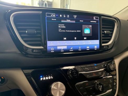 Used 2024 Chrysler Pacifica Touring-L FWD image 20