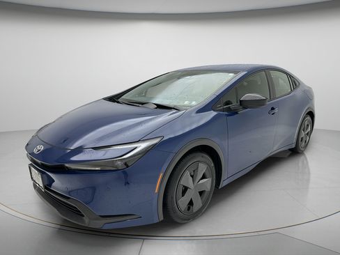 Used 2025 Toyota Prius LE FWD image 3