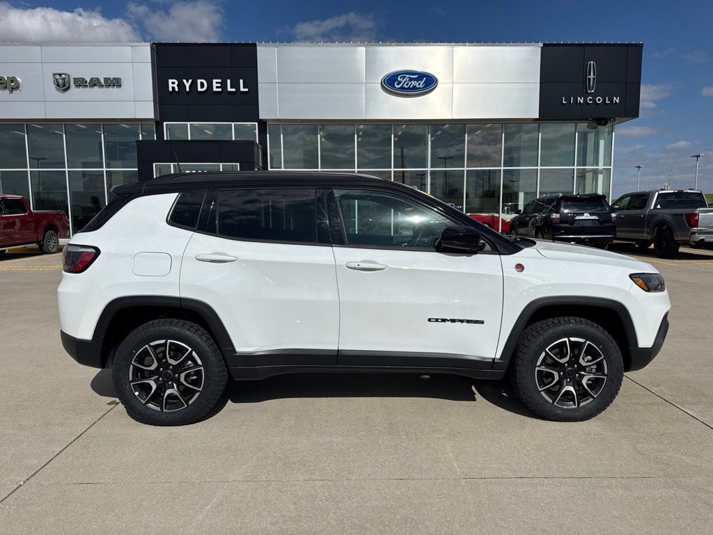 Used 2025 Jeep Compass Trailhawk AWD/4WD image 2