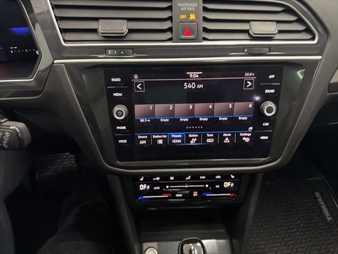 Used 2024 Volkswagen Tiguan SE w/ Panoramic Sunroof Package image 34
