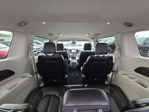 Used 2023 Chrysler Pacifica Touring-L FWD image 40
