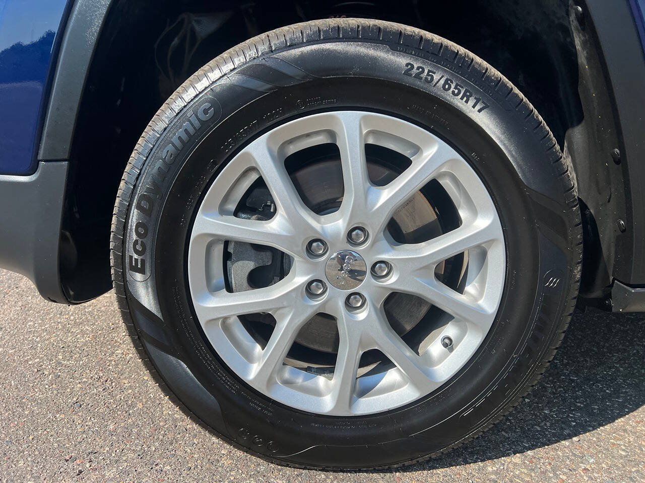 Used 2016 Jeep Cherokee Latitude w/ Cold Weather Group AWD/4WD image 17
