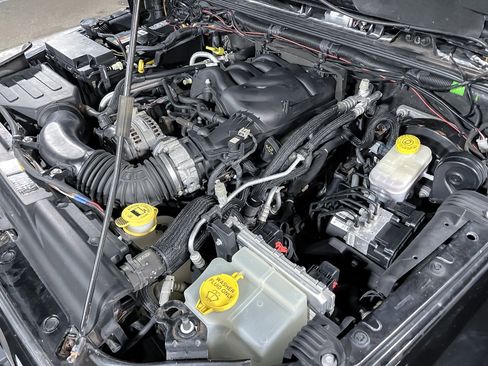 Used 2018 Jeep Wrangler Unlimited Sahara image 32