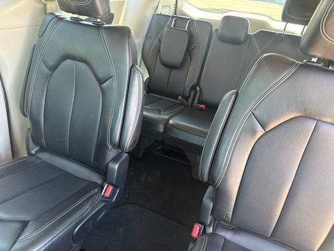 Certified 2024 Chrysler Pacifica Touring-L FWD image 28