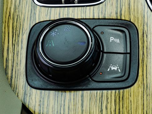 Used 2018 GMC Acadia Denali w/ Technology Package FWD image 42