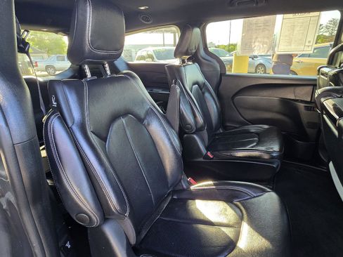 Used 2022 Chrysler Pacifica Touring-L w/ Uconnect Theater Family Group FWD image 28