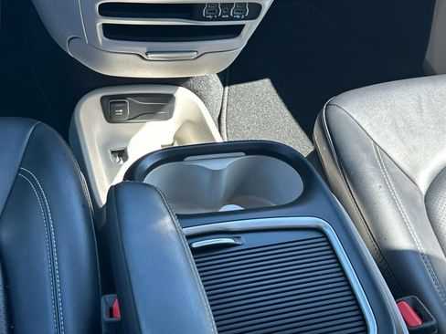 Used 2024 Chrysler Pacifica Touring-L FWD image 19