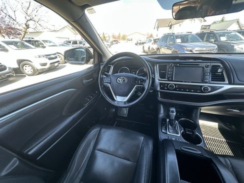 Used 2017 Toyota Highlander Limited image 5