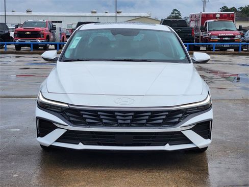 Used 2025 Hyundai Elantra SEL image 2