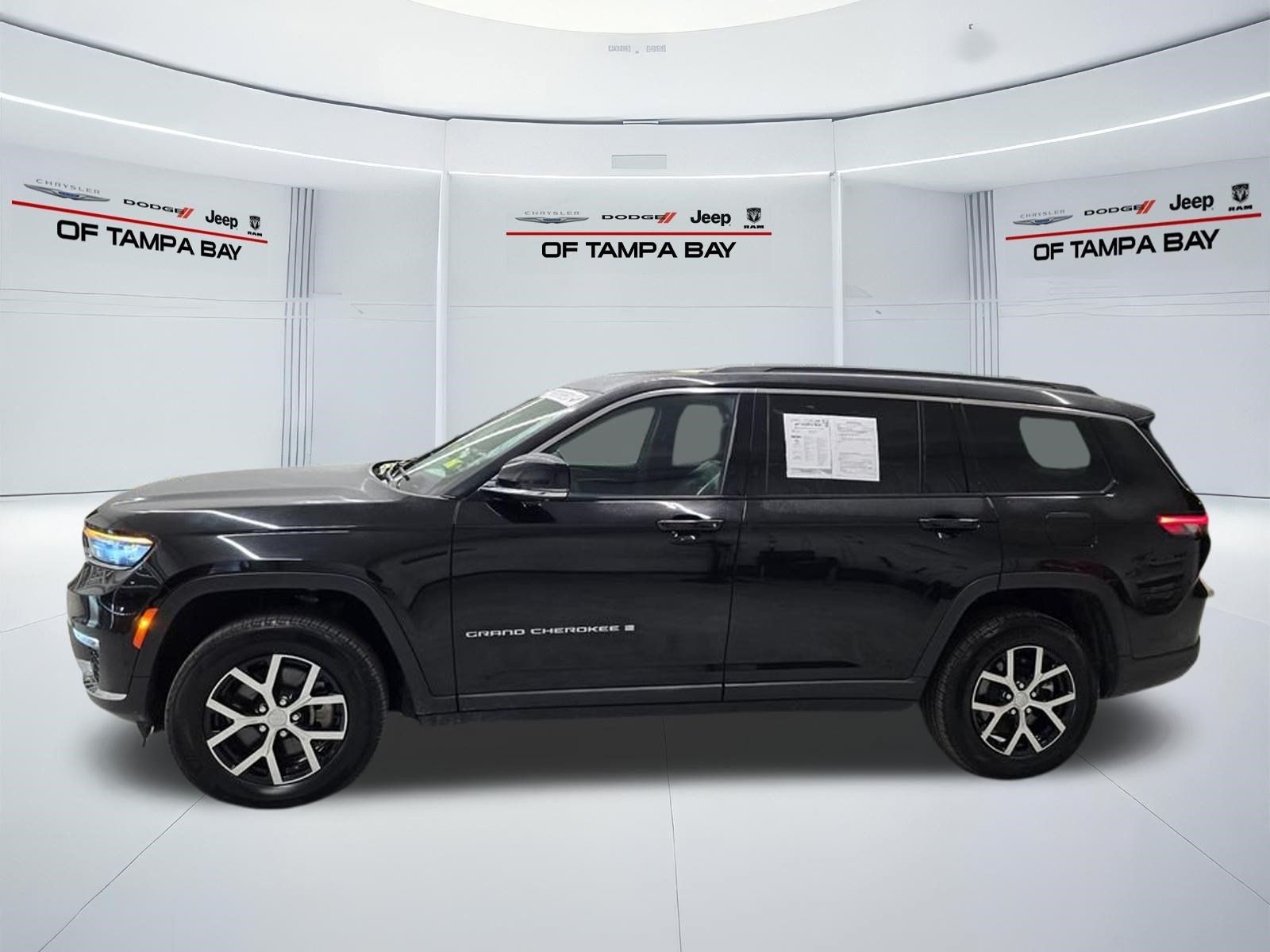 Used 2024 Jeep Grand Cherokee L Limited w/ Luxury Tech Group II AWD/4WD image 3