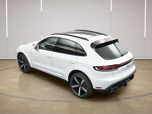 Certified 2026 Porsche Macan AWD/4WD image 35