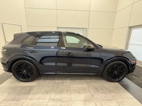 Certified 2025 Porsche Cayenne Turbo AWD/4WD image 9