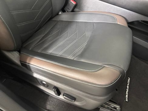 Used 2025 Nissan Pathfinder Platinum FWD image 35