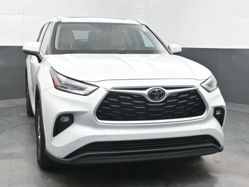 Used 2022 Toyota Highlander XLE AWD/4WD image 3