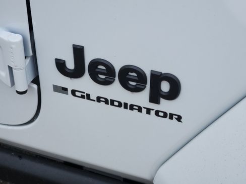 New 2025 Jeep Gladiator Willys image 24
