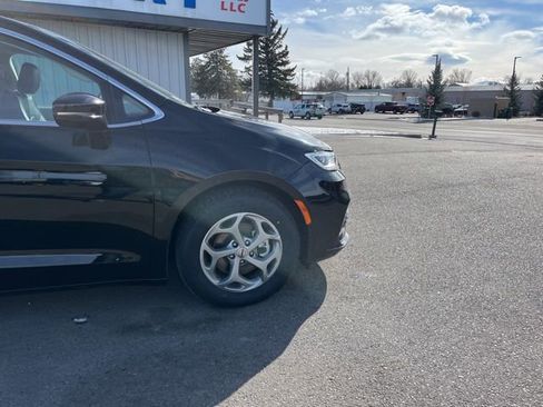 Used 2024 Chrysler Pacifica Limited FWD image 19