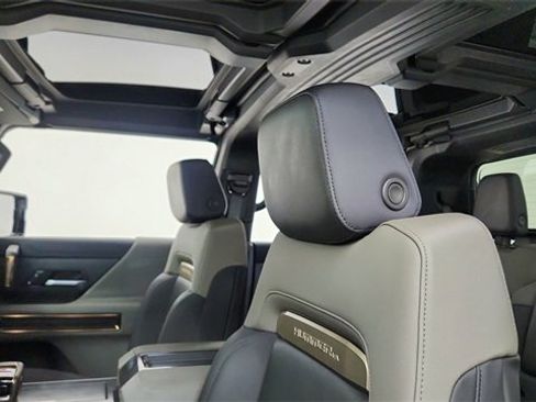 Used 2024 GMC Hummer EV 3X w/ LPO, Illumination Package image 31