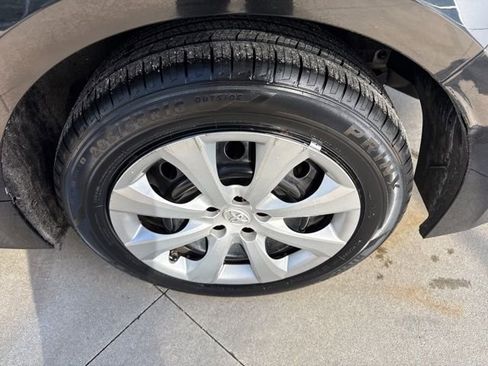 Used 2021 Toyota Corolla LE image 12