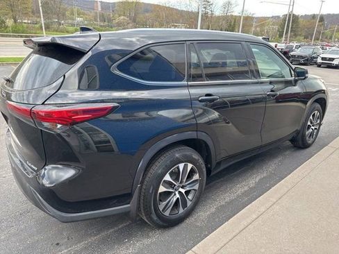 Used 2022 Toyota Highlander XLE AWD/4WD image 4