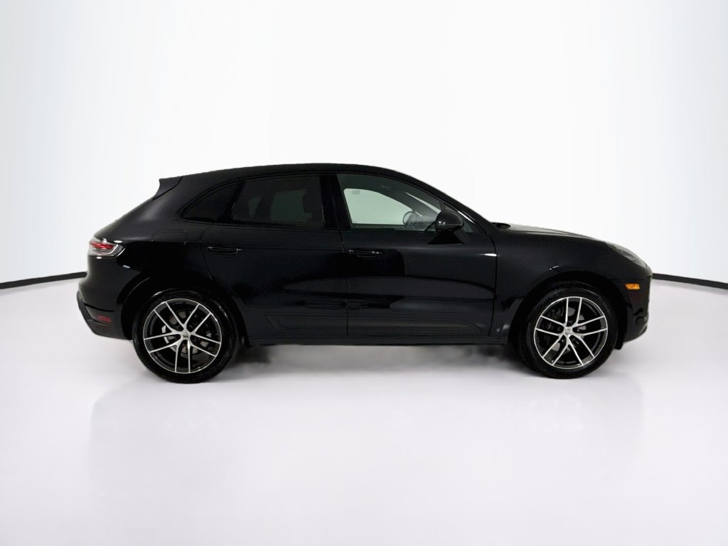 Certified 2025 Porsche Macan AWD/4WD image 8