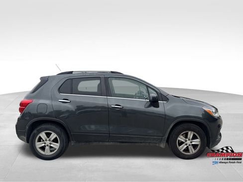 Used 2019 Chevrolet Trax LT w/ LT Convenience Package image 8