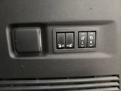 Used 2023 Chevrolet Suburban Z71 w/ Luxury Package image 17