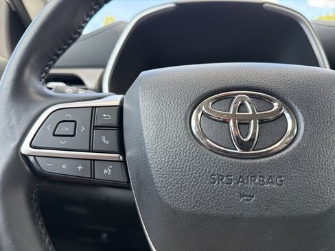 Certified 2025 Toyota Highlander XLE FWD image 12