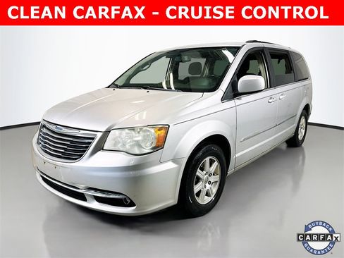Used 2012 Chrysler Town & Country Touring image 2