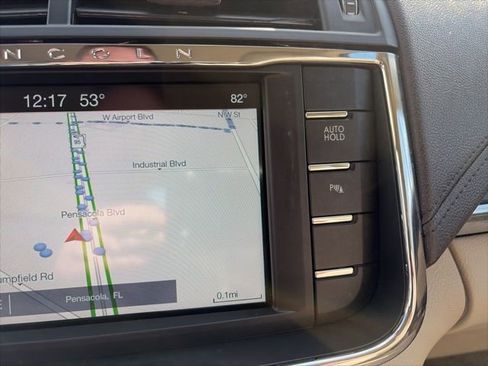 Used 2017 Lincoln Continental Select image 20