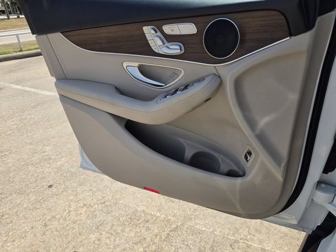 Used 2022 Mercedes-Benz GLC 300 w/ Premium Package Lite image 25