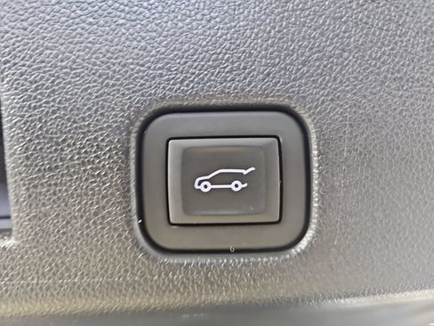 Used 2025 Chevrolet Traverse High Country AWD/4WD image 19