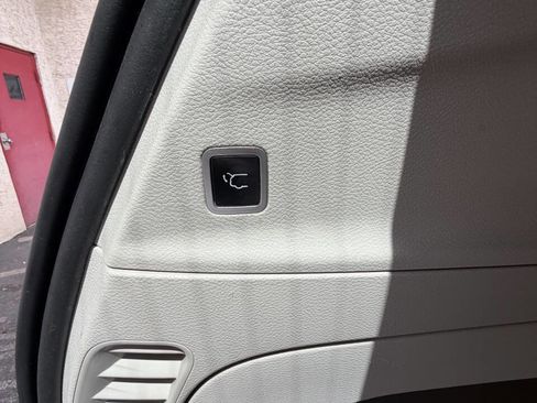 Used 2018 Chrysler Pacifica Touring-L FWD image 26