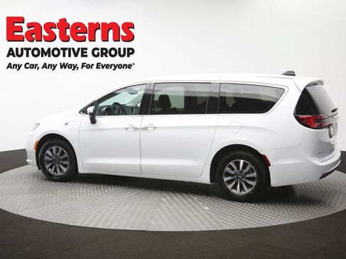 Used 2023 Chrysler Pacifica Touring-L FWD image 65