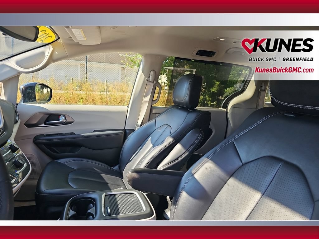 Used 2024 Chrysler Pacifica Touring-L FWD image 27