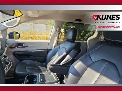 Used 2024 Chrysler Pacifica Touring-L FWD image 27