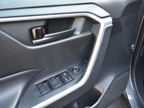 Used 2021 Toyota RAV4 LE FWD image 17